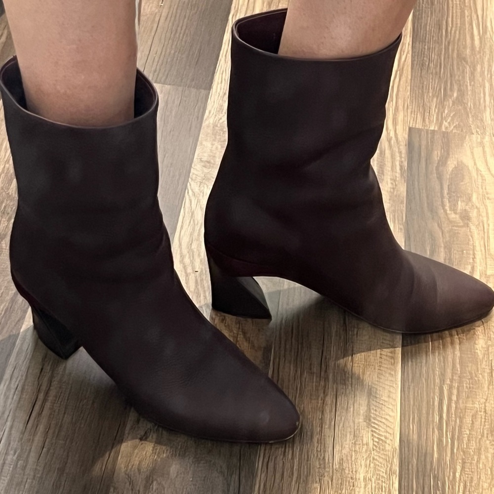 Ferragamo Burgundy Amatea Booties Sculpted Heel Leather 6 Wide / 6C - Picture 9 of 9